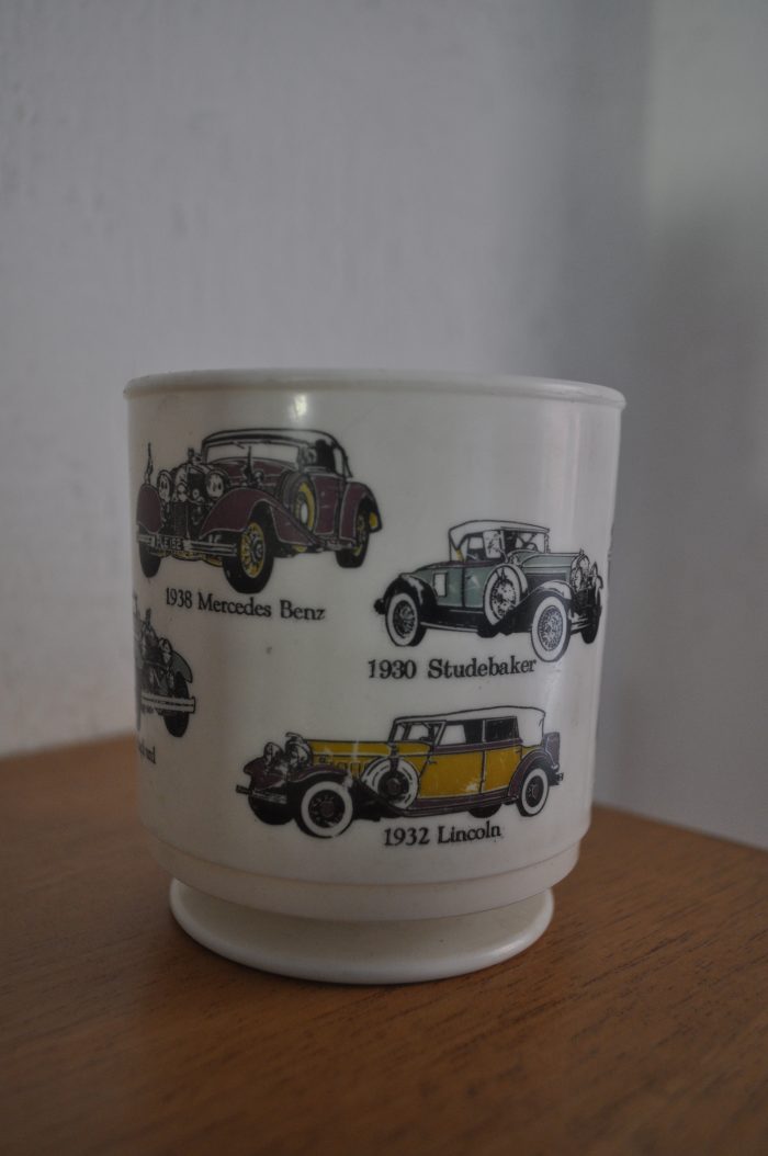 Lote 021 - Tasa en plastico de los agnos 50's representando varios modelos pre-war