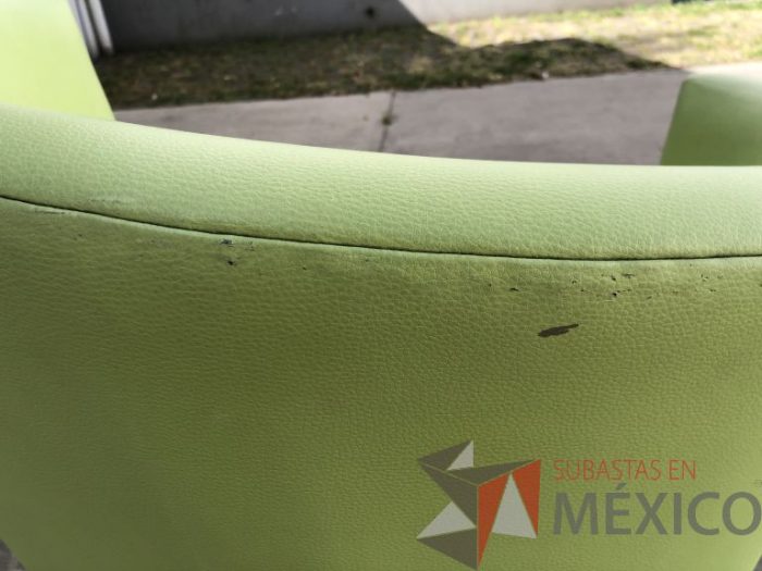 Lote 015 - 4 Sillones de 1 plaza asiento y respaldo en piel color verde - Imagen 10