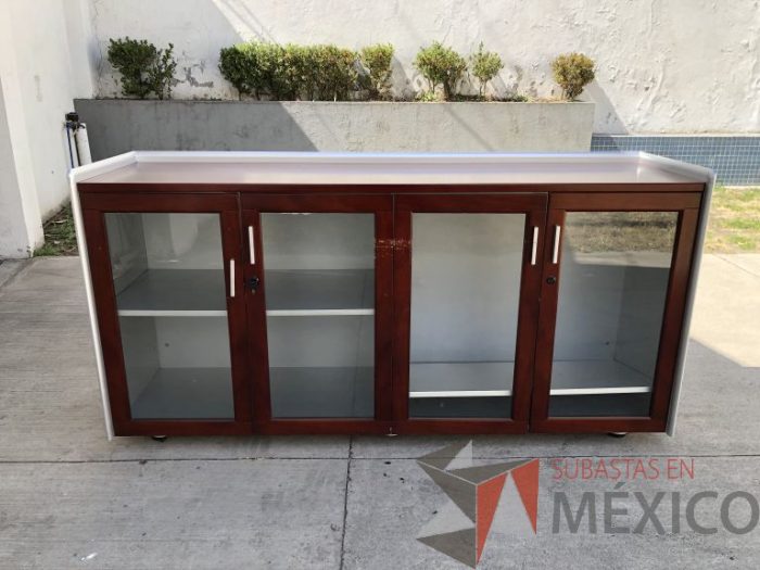 Lote 002 - Credenza con 4 puertas y 2 entrepaños