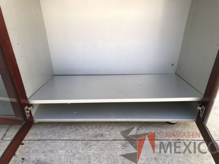 Lote 002 - Credenza con 4 puertas y 2 entrepaños - Imagen 6