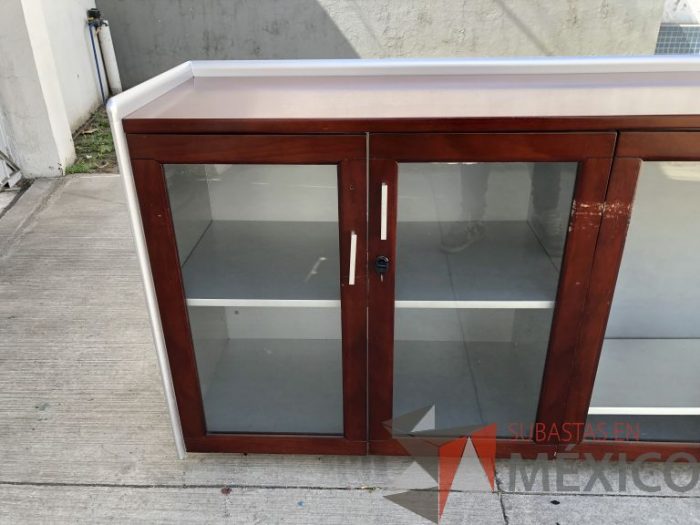 Lote 002 - Credenza con 4 puertas y 2 entrepaños - Imagen 8