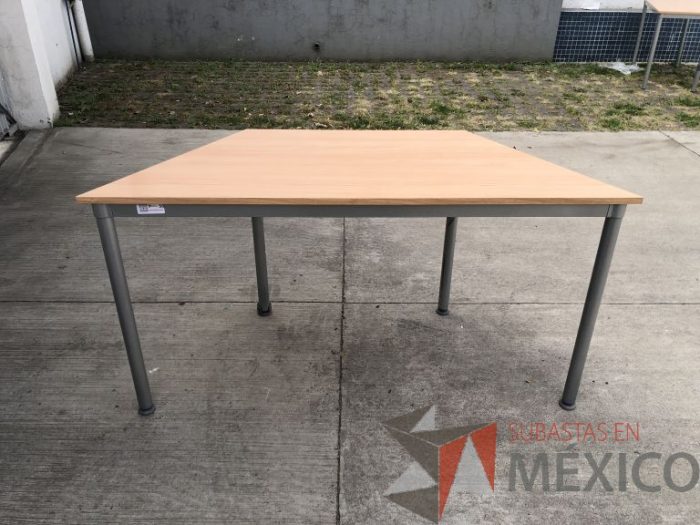 Lote 019 - Mesa de trabajo con estructura metálica y cubierta color madera - Imagen 3