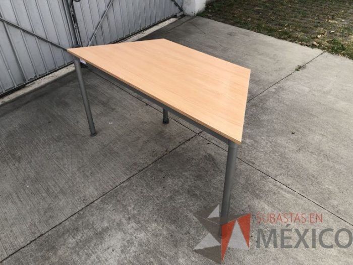 Lote 019 - Mesa de trabajo con estructura metálica y cubierta color madera - Imagen 4