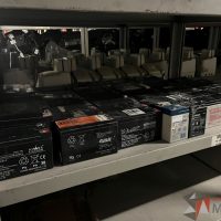 Lote 052 - 6 Bancos de baterías, 35 Baterías de 12 V y 3 Baterías de 6 V