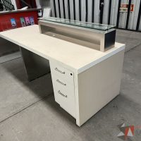 Lote 023 - 18 Mesas de trabajo, 5 Muebles de recepción, 3 Muebles de servicio y Credenza de 3 puertas y 1 gaveta corrediza