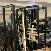 Lote 061 - 5 Servidores, 11 Gateway, 12 Rack de comunicasiones, 4 Gabinetes metálicos y 22 Ups de diferentes modelos y marcas - Imagen 51