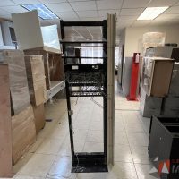 Lote 061 - 5 Servidores, 11 Gateway, 12 Rack de comunicasiones, 4 Gabinetes metálicos y 22 Ups de diferentes modelos y marcas - Imagen 53