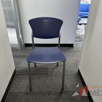 Lote 056 - Silla fija, asiento y respaldo en plástico color azul