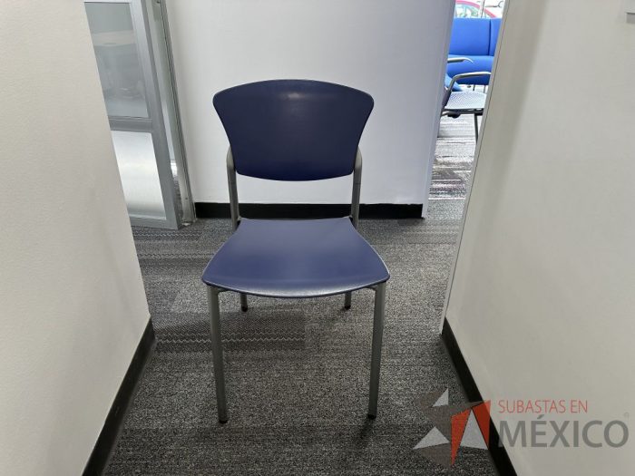 Lote 056 - Silla fija, asiento y respaldo en plástico color azul