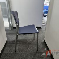 Lote 056 - Silla fija, asiento y respaldo en plástico color azul - Imagen 3