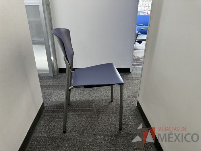 Lote 056 - Silla fija, asiento y respaldo en plástico color azul - Imagen 3