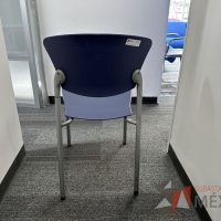 Lote 056 - Silla fija, asiento y respaldo en plástico color azul - Imagen 4