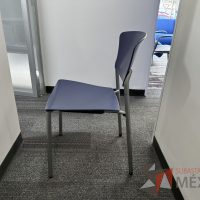 Lote 056 - Silla fija, asiento y respaldo en plástico color azul - Imagen 5