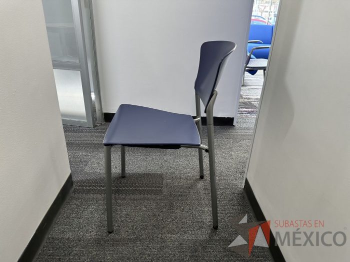 Lote 056 - Silla fija, asiento y respaldo en plástico color azul - Imagen 5