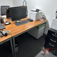 Lote 057 - Mesa de trabajo con estructura metálica con cubierta color madera y archivero vertical de 2 cajones con cojín color verde - Imagen 3
