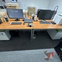 Lote 057 - Mesa de trabajo con estructura metálica con cubierta color madera y archivero vertical de 2 cajones con cojín color verde - Imagen 5
