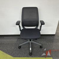 Lote 005 - Silla operativa con ruedas, descansabrazos, respaldo en malla y asiento en tela color negro