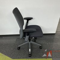 Lote 005 - Silla operativa con ruedas, descansabrazos, respaldo en malla y asiento en tela color negro - Imagen 3
