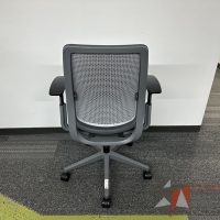 Lote 005 - Silla operativa con ruedas, descansabrazos, respaldo en malla y asiento en tela color negro - Imagen 4