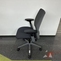 Lote 005 - Silla operativa con ruedas, descansabrazos, respaldo en malla y asiento en tela color negro - Imagen 5