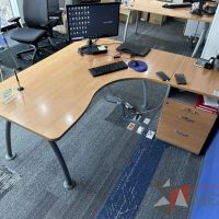 Lote 040 - Escritorio en escuadra con orificio para cables y archivero de pedestal con 3 cajones y 1 espacio