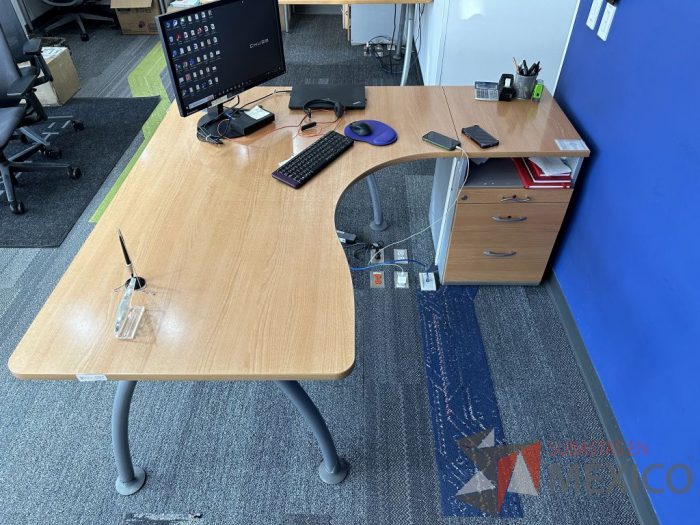 Lote 040 - Escritorio en escuadra con orificio para cables y archivero de pedestal con 3 cajones y 1 espacio - Imagen 4