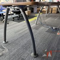 Lote 040 - Escritorio en escuadra con orificio para cables y archivero de pedestal con 3 cajones y 1 espacio - Imagen 5