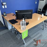 Lote 040 - Escritorio en escuadra con orificio para cables y archivero de pedestal con 3 cajones y 1 espacio - Imagen 7