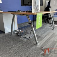 Lote 040 - Escritorio en escuadra con orificio para cables y archivero de pedestal con 3 cajones y 1 espacio - Imagen 8