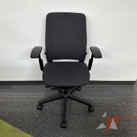 Lote 006 - Silla operativa con ruedas, descansabrazos, asiento y respaldo en tela color negro