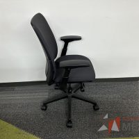 Lote 006 - Silla operativa con ruedas, descansabrazos, asiento y respaldo en tela color negro - Imagen 3