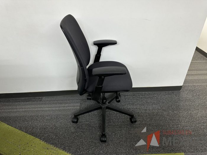 Lote 006 - Silla operativa con ruedas, descansabrazos, asiento y respaldo en tela color negro - Imagen 3