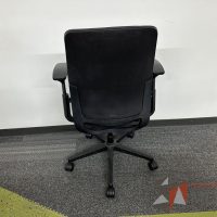 Lote 006 - Silla operativa con ruedas, descansabrazos, asiento y respaldo en tela color negro - Imagen 4