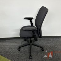 Lote 006 - Silla operativa con ruedas, descansabrazos, asiento y respaldo en tela color negro - Imagen 5