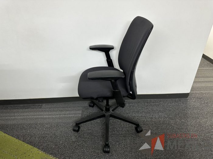 Lote 006 - Silla operativa con ruedas, descansabrazos, asiento y respaldo en tela color negro - Imagen 5