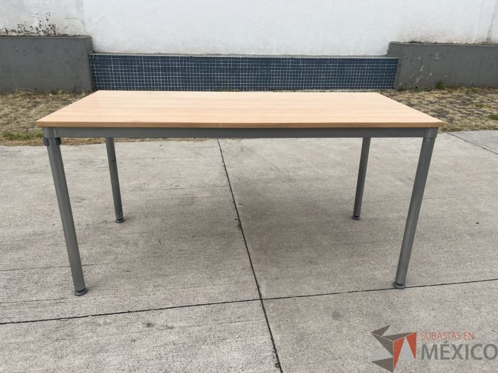 Lote 003 - Mesa de trabajo con estructura metálica y cubierta color madera