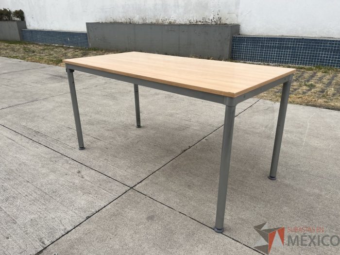 Lote 003 - Mesa de trabajo con estructura metálica y cubierta color madera - Imagen 3