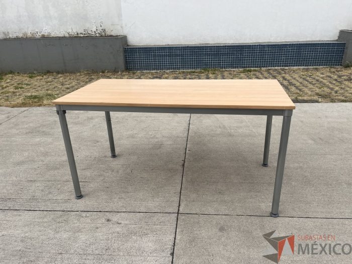 Lote 011 - Mesa de trabajo con estructura metálica y cubierta color madera