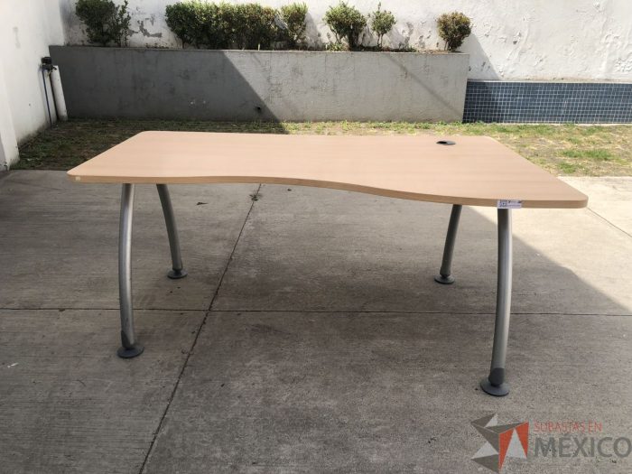 Lote 016 - Mesa de trabajo con estructura metálica y cubierta color madera con orificio para cable - Imagen 4