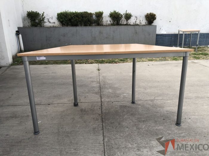 Lote 020 - Mesa de trabajo con estructura metálica y cubierta color madera con orificio para cable - Imagen 8