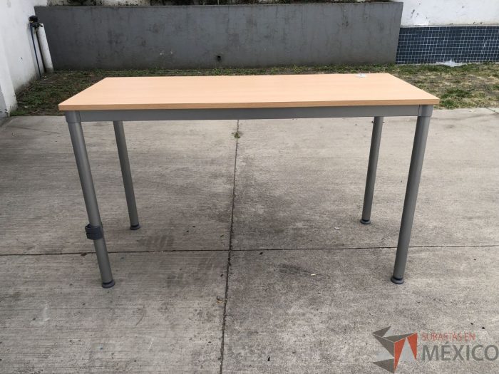 Lote 011 - Mesa de trabajo con estructura metálica y cubierta color madera - Imagen 7