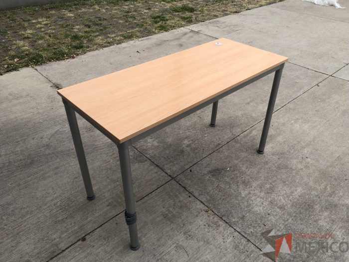 Lote 011 - Mesa de trabajo con estructura metálica y cubierta color madera - Imagen 9