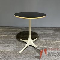 Lote 043 - Mesa de centro con base metálica y cubierta color negro - Imagen 2