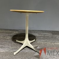 Lote 043 - Mesa de centro con base metálica y cubierta color negro - Imagen 3