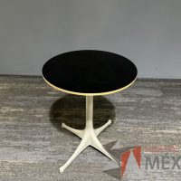Lote 043 - Mesa de centro con base metálica y cubierta color negro