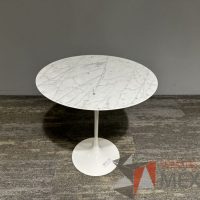 Lote 044 - Mesa de centro con base metálica y cubierta de mármol