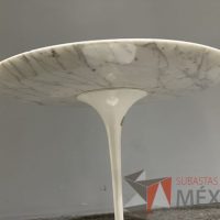 Lote 044 - Mesa de centro con base metálica y cubierta de mármol - Imagen 6