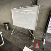 Lote 066 - Pizarrón blanco con estructura metálica con ruedas - Imagen 4