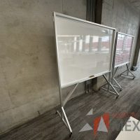 Lote 066 - Pizarrón blanco con estructura metálica con ruedas - Imagen 5