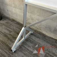 Lote 066 - Pizarrón blanco con estructura metálica con ruedas - Imagen 7